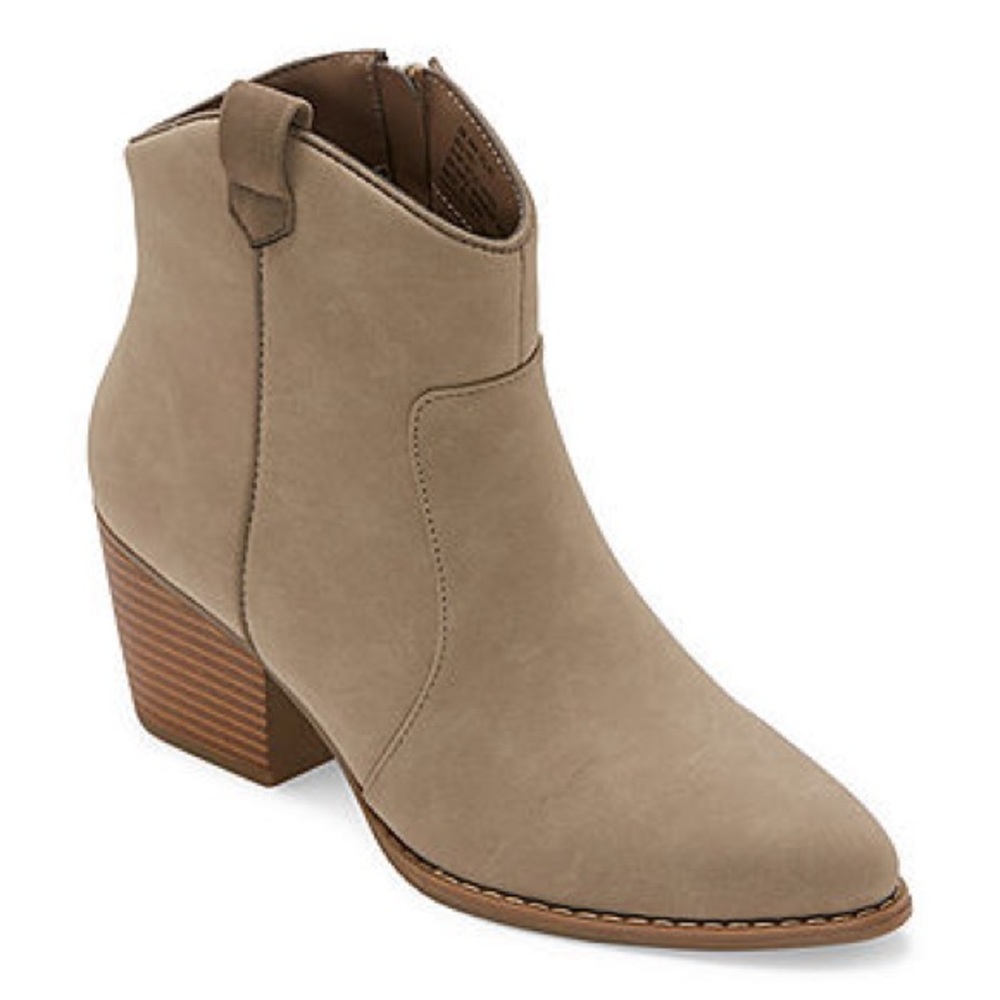 A.n.a delno chunky heel western style ankle boots in light taupe NWT